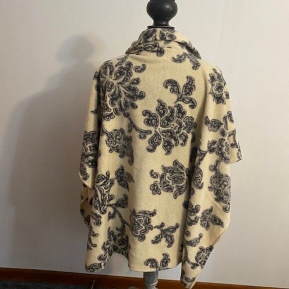 Le Moda Cream/Gray button Cape with front pockets, size OS - Picture 2 of 3